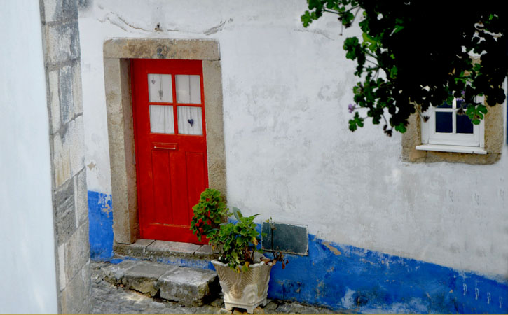 Ruas estreitas e floridas do centro histórico de Óbidos, GoÓbidos