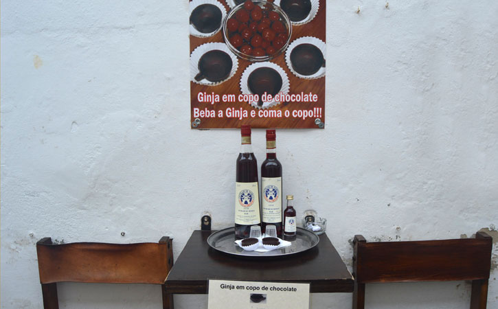Ginja de Óbidos servida em copo de chocolate, GoÓbidos