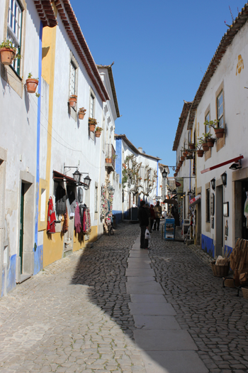 Fotografia da Rua Direita durante a XPress Óbidos Tour visita guiada pela vila de Óbidos // GoObidos o teu Guia Turístico Local