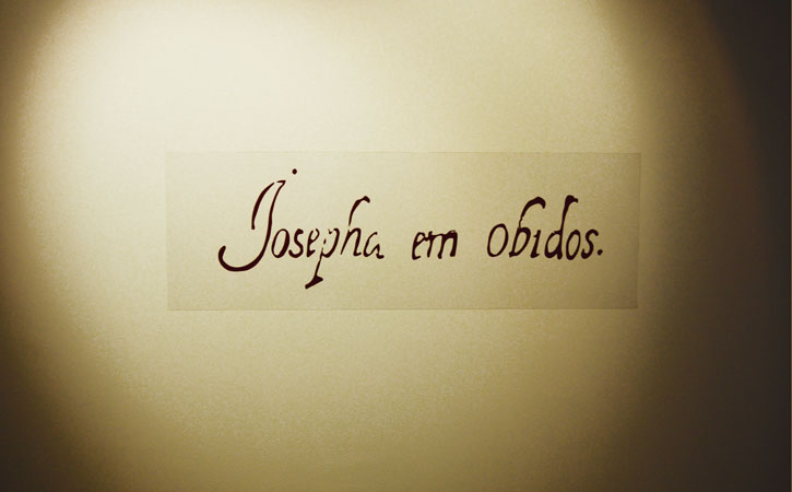 Assinatura de Josefa de Óbidos reproduzida numa parede da vila