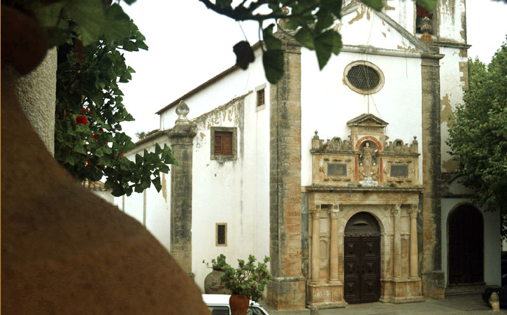 A Igreja Medieval de Santa Maria de Óbidos, Praça Santa Maria, O Guia Oficial da vila de Óbidos