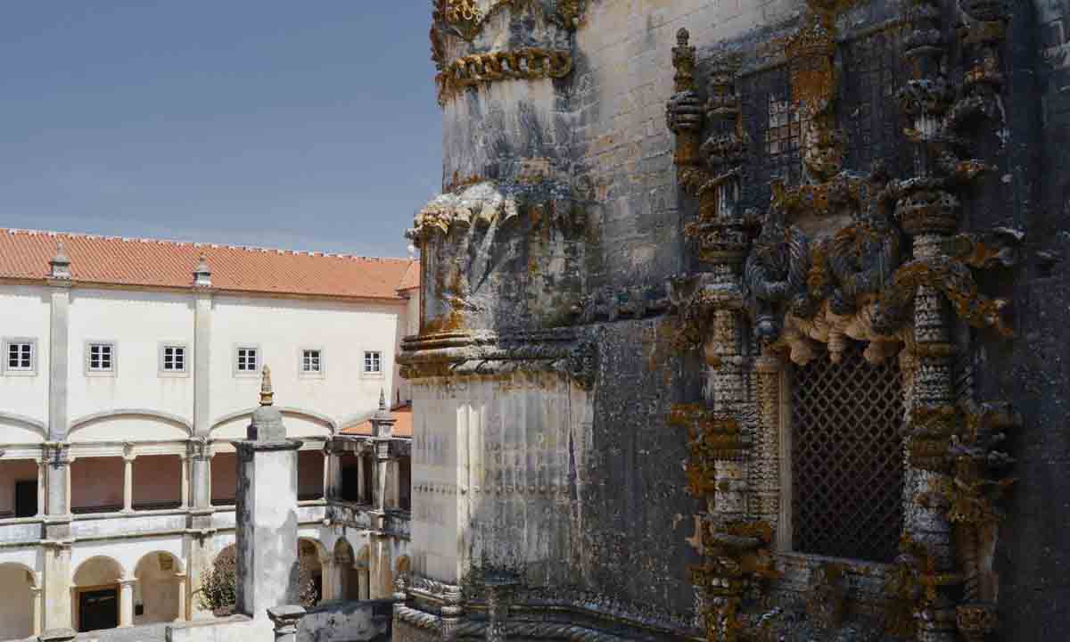 Manueline window of the Convent of Christ in Tomar, GoÓbidos Óbidos Tourist Guide