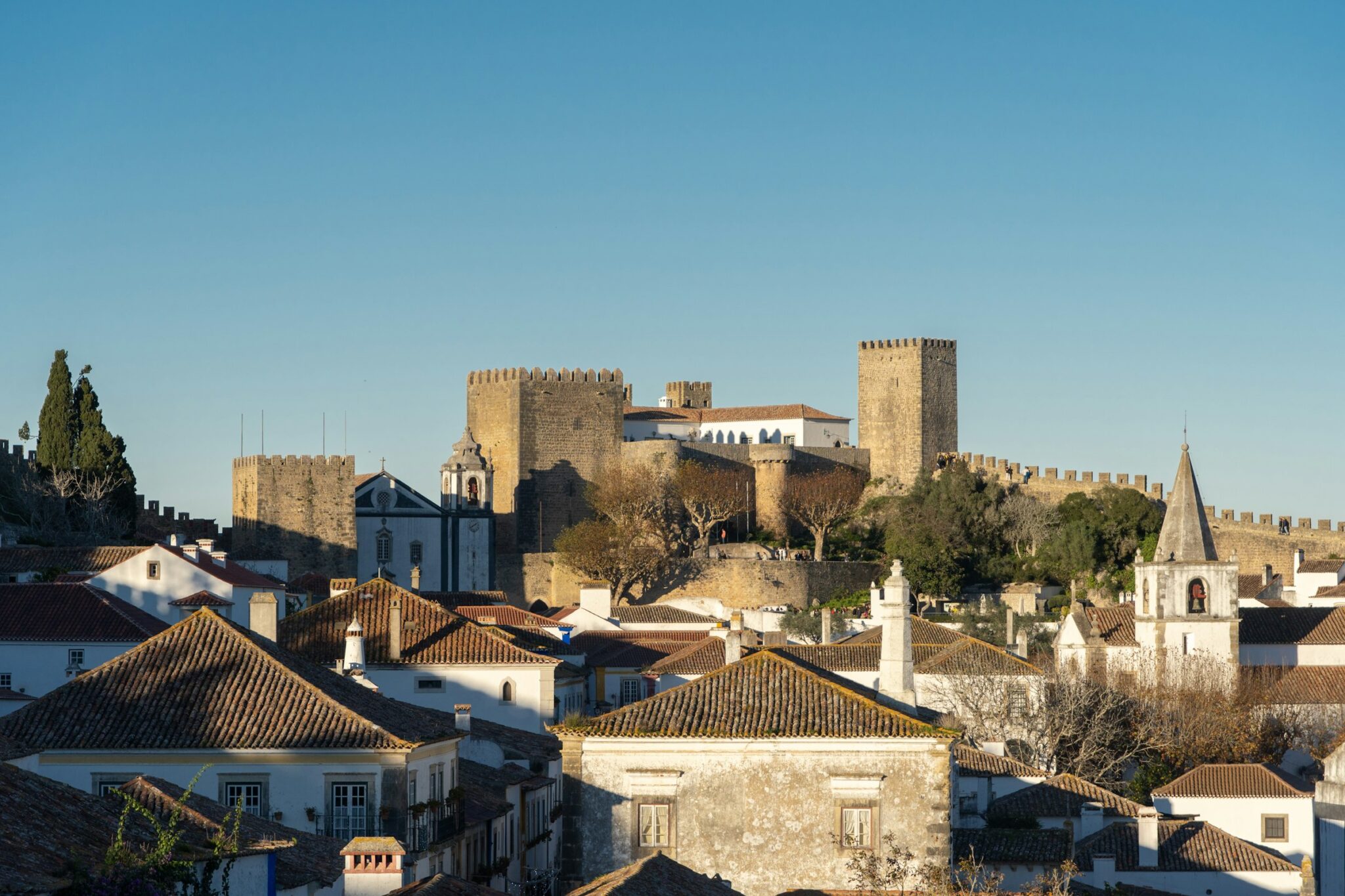 Castelo de Óbidos sobre o casario da vila medieval, GoÓbidos