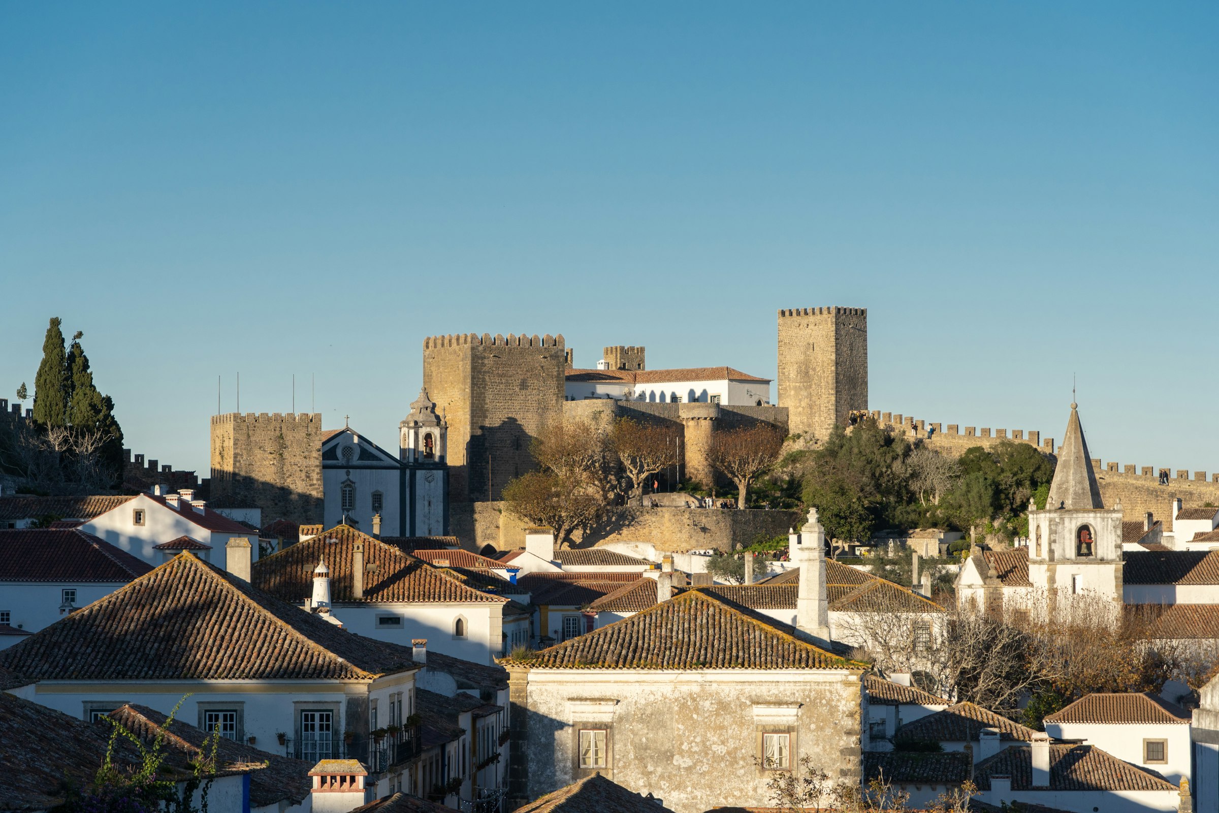 Castelo de Óbidos sobre o casario da vila medieval